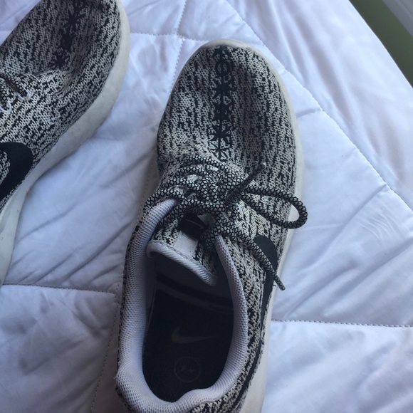 Nike LIMITED EDITION Roche Sneakers - Picture 2 of 5